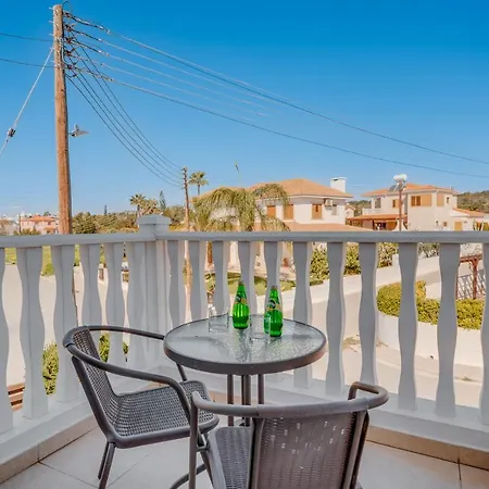Lola *